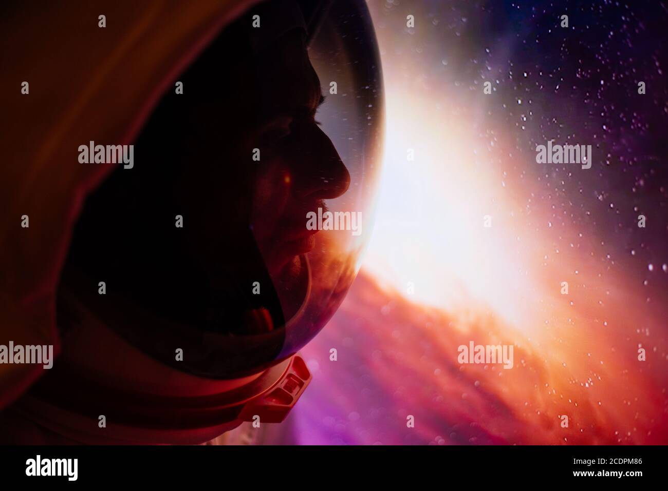 Astronaut schaut aus dem Fenster seiner Kapsel in den Weltraum, die Galaxie und die Planeten. Konzept über Wissenschaft und Weltraumforschung Stockfoto