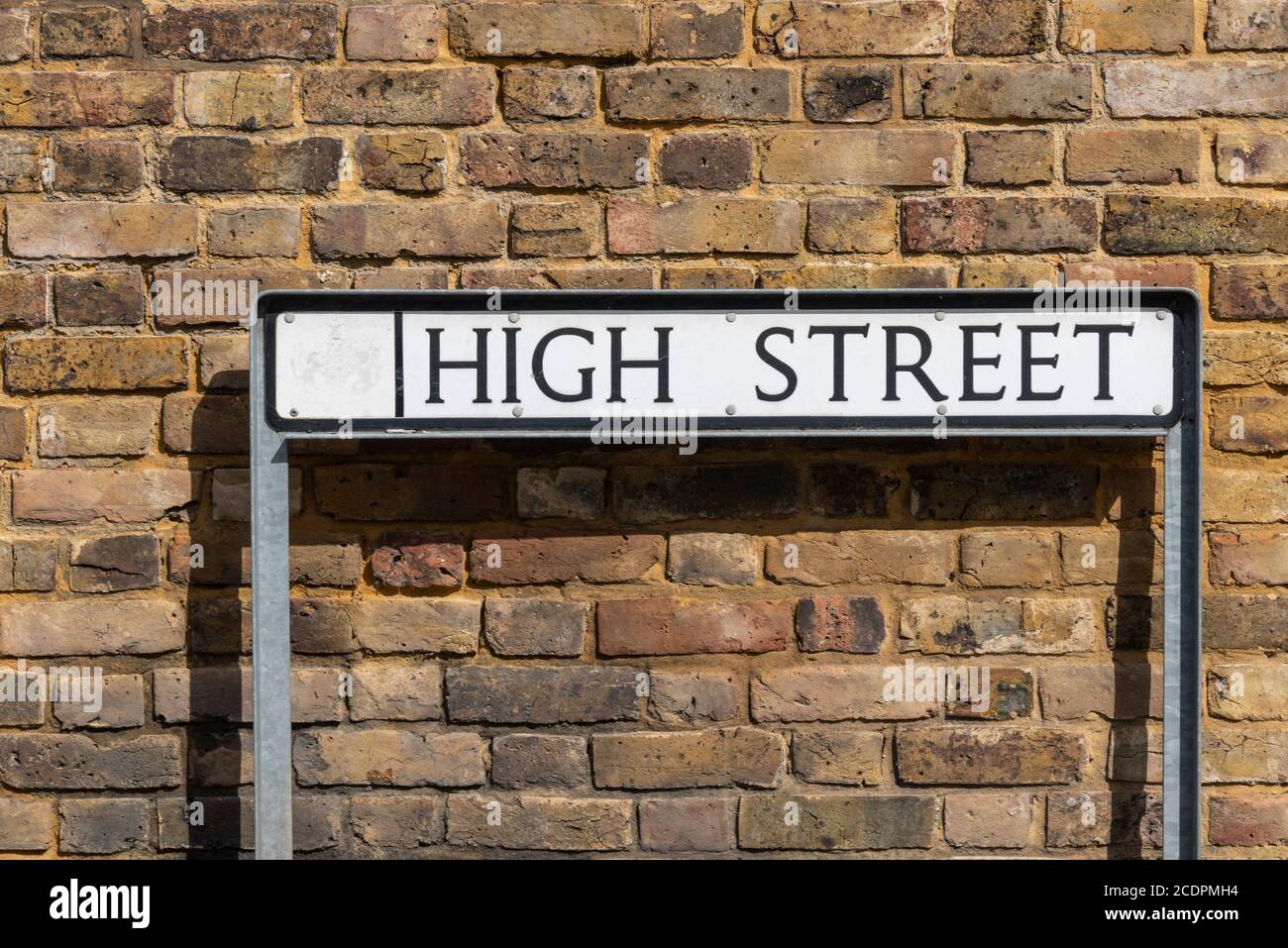 High Street Schild in Great Wakering, in der Nähe von Southend, Essex, Großbritannien. Straßenschild, Straßenschild Schild gegen Backsteinmauer Stockfoto