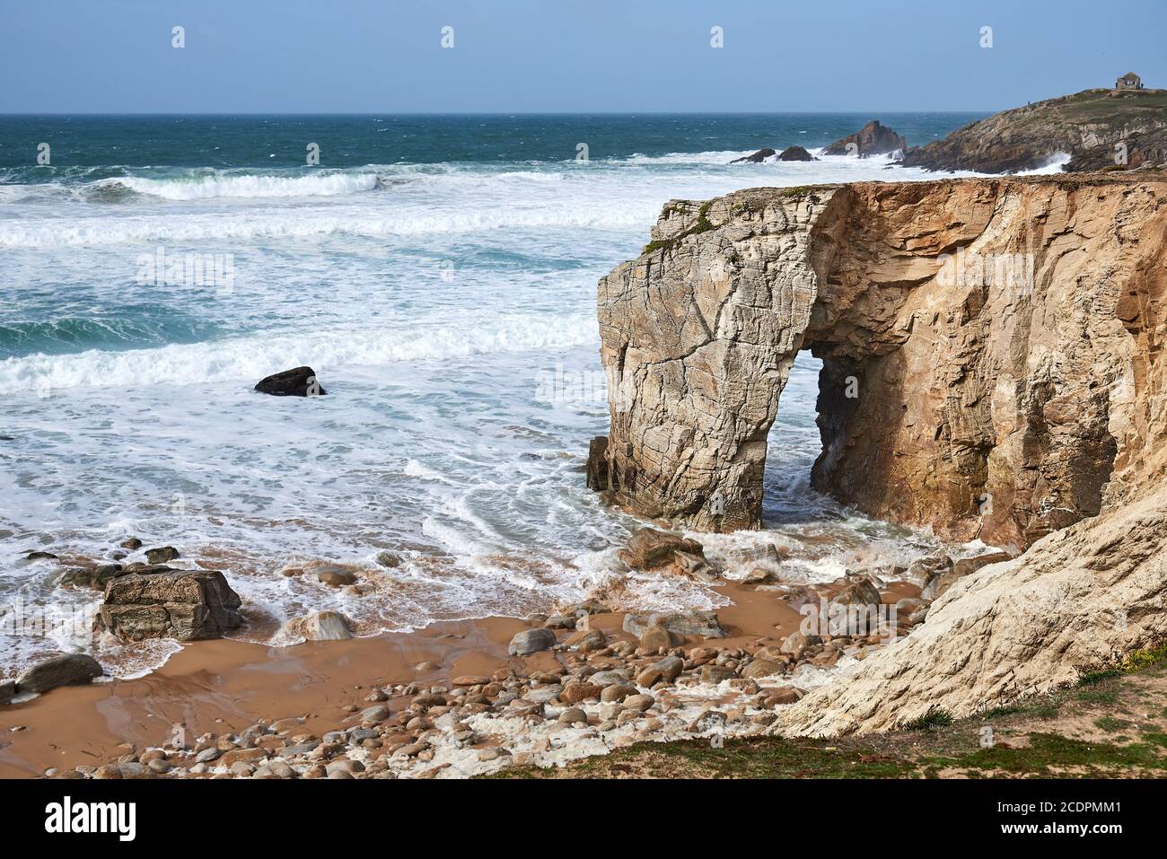 Wellen des Atlantischen Ozeans brechen am Hafen Blanc Felsbrücke mit Gicht an der wilden Küste Quiberon in der Bretagne in Frankreich Stockfoto
