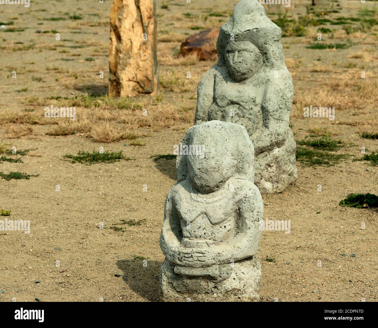 Steinstatuen auf einer Lichtung an einem sonnigen Tag. Foto aufgenommen in Tscheljabinsk, Russland. Stockfoto