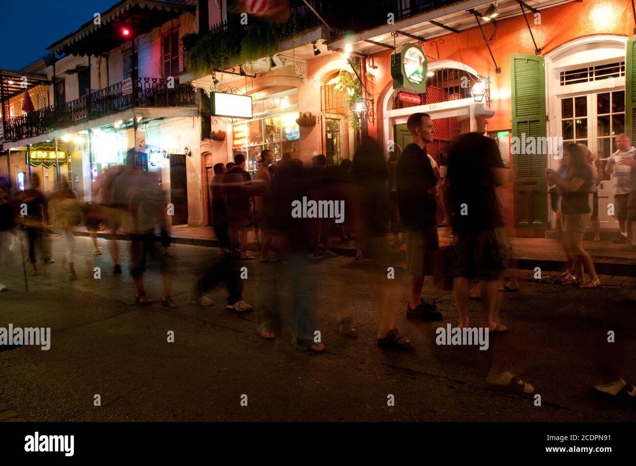 Die Straßen des French Quarter von New Orleans sind voll mit Touristen und Einheimischen, die am Abend feiern, Louisiana, USA. Stockfoto