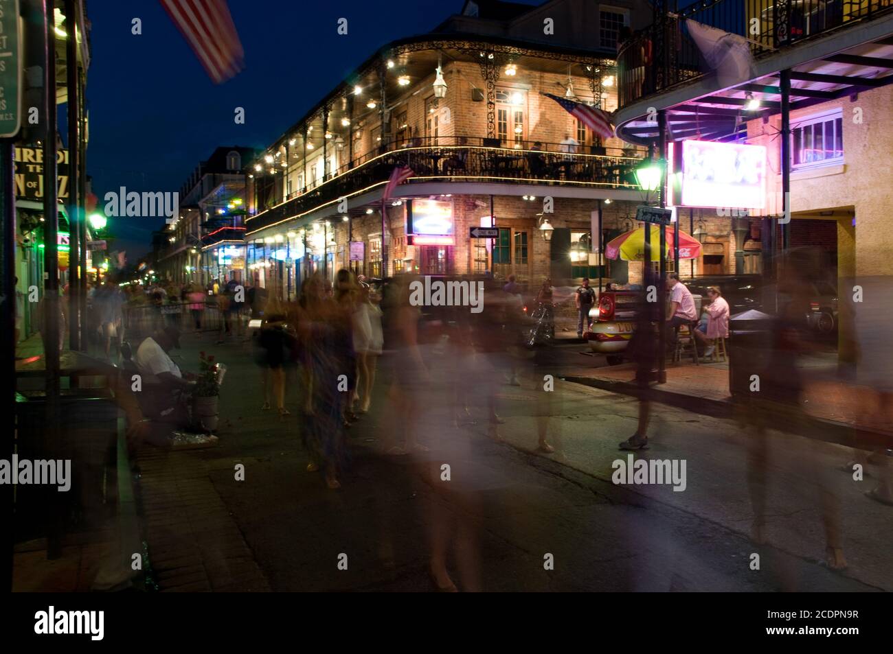 Die Straßen des French Quarter von New Orleans sind voll mit Touristen und Einheimischen, die am Abend feiern, Louisiana, USA. Stockfoto