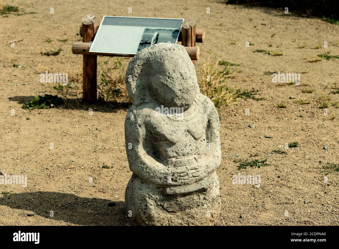 Eine Steinstatue auf einer Lichtung an einem sonnigen Tag. Foto aufgenommen in Tscheljabinsk, Russland. Stockfoto
