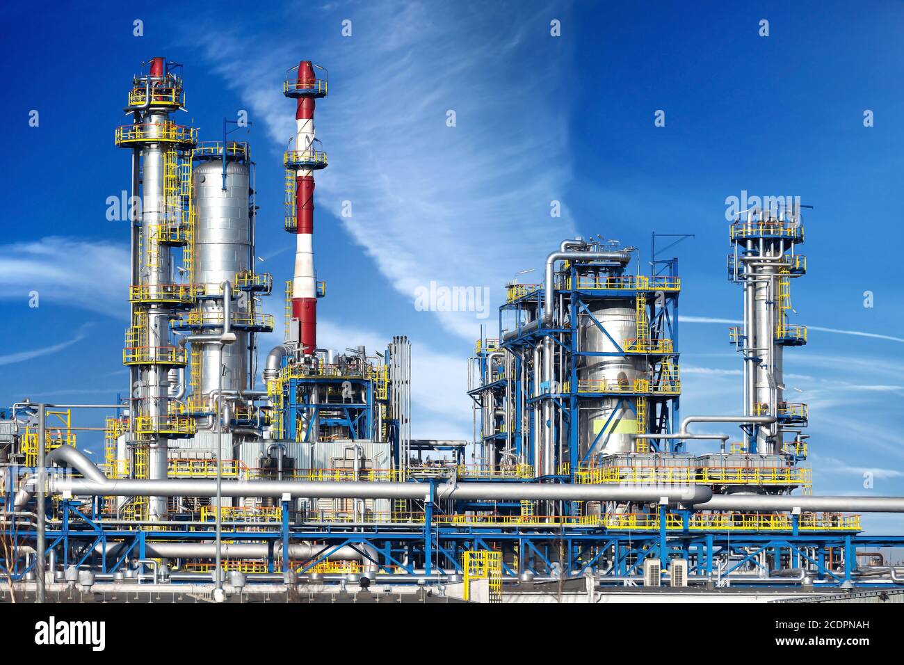 Petrochemische Fabrik, Ölraffinerie Fabrik über blauem Himmel. Stockfoto
