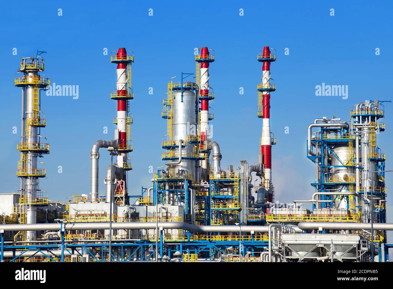 Petrochemische Anlage über blauem Himmel. Stockfoto