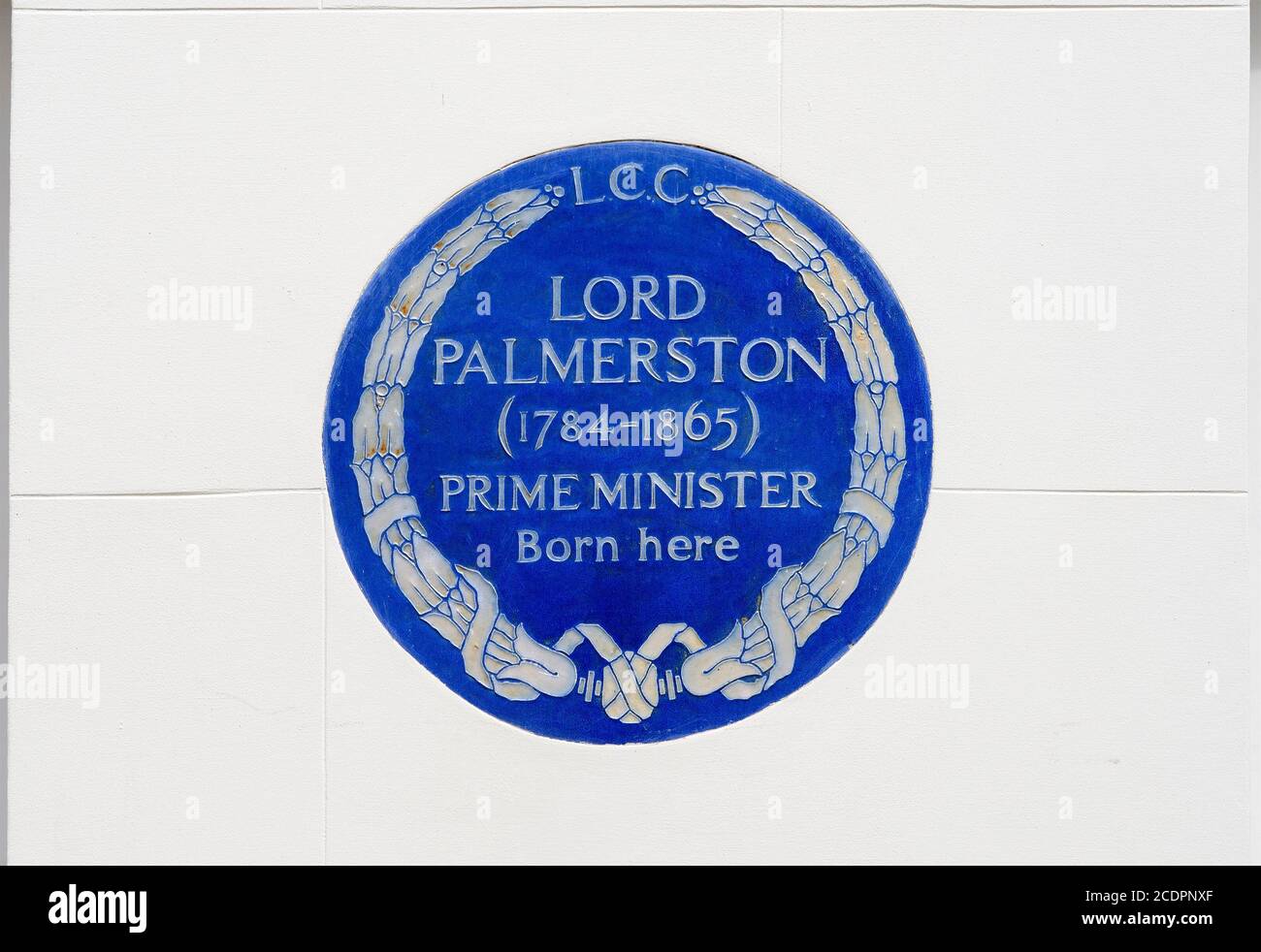 London, England, Großbritannien. Blaue Gedenktafel: 'Lord Palmerston (1784-1865) Premierminister hier geboren' am 20 Queen Anne's Gate Stockfoto