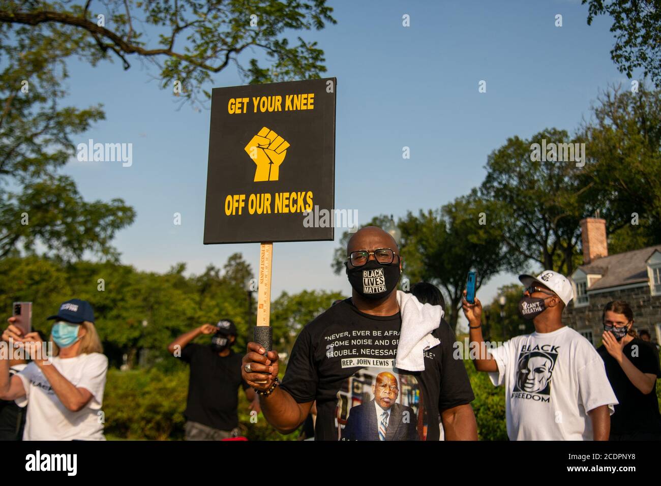 USA. August 2020. Ein Mann hält ein Zeichen, das den Tod von George Floyd referenziert, während in Polizeigewahrsam in Minneapolis, Minnesota an einem Protest der Polizeibrutalität am Lincoln Memorial in Washington, DC in Washington, D.C. am 28. August 2020. (Foto: Matthew Rodier/Sipa USA) Quelle: SIPA USA/Alamy Live News Stockfoto