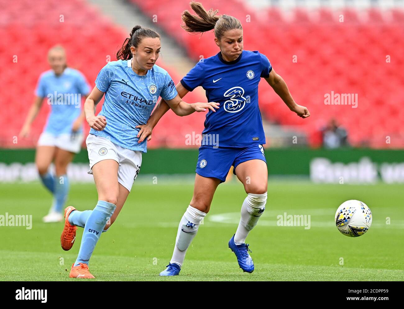 Caroline Weir von Manchester City (links) und Melanie Leupolz von Chelsea kämpfen während des englischen Fußballmatches Women's Community Shield zwischen Chelsea und Manchester City im Wembley-Stadion in London, Samstag, 29. August 2020, um den Ball. (Justin Tallis/Pool via AP) während des Women's Community Shield im Wembley Stadium, London. Stockfoto
