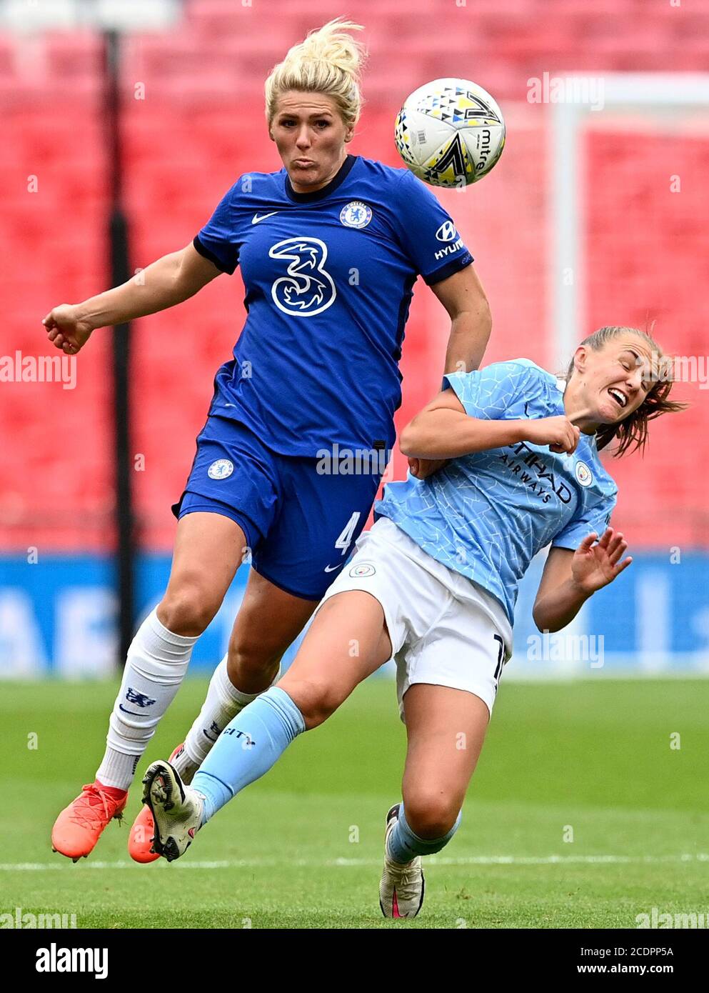 Chelsea's Millie Bright (links) und Manchester City's Georgia Stanway kämpfen um den Ball während des englischen FA Women's Community Shield Fußballmatches zwischen Chelsea und Manchester City im Wembley Stadion in London, Samstag, 29. August 2020. (Justin Tallis/Pool via AP) während des Women's Community Shield im Wembley Stadium, London. Stockfoto