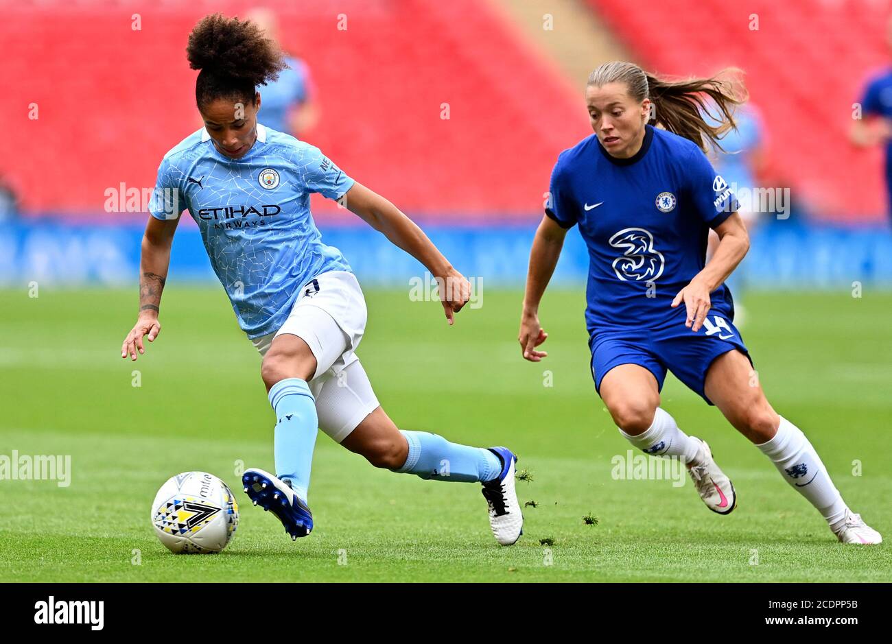 Demi Stokes von Manchester City (links) und Fran Kirby von Chelsea kämpfen während des englischen Fußballmatches Women's Community Shield zwischen Chelsea und Manchester City im Wembley-Stadion in London, Samstag, 29. August 2020, um den Ball. (Justin Tallis/Pool via AP) während des Women's Community Shield im Wembley Stadium, London. Stockfoto