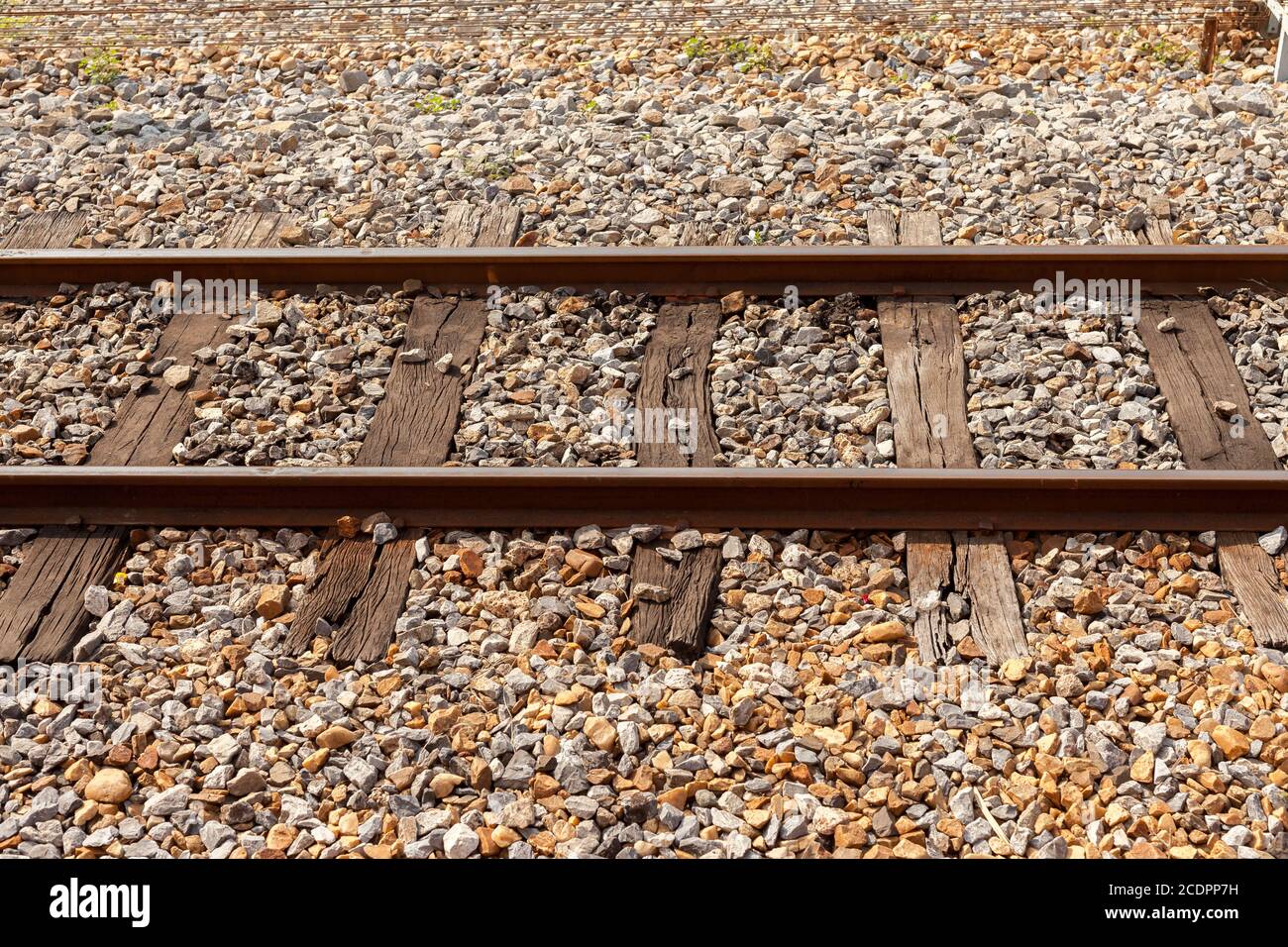 HUA HIN, THAILAND - 2015. FEBRUAR. Bahnstrecke am Bahnhof in Hua hin. Stockfoto