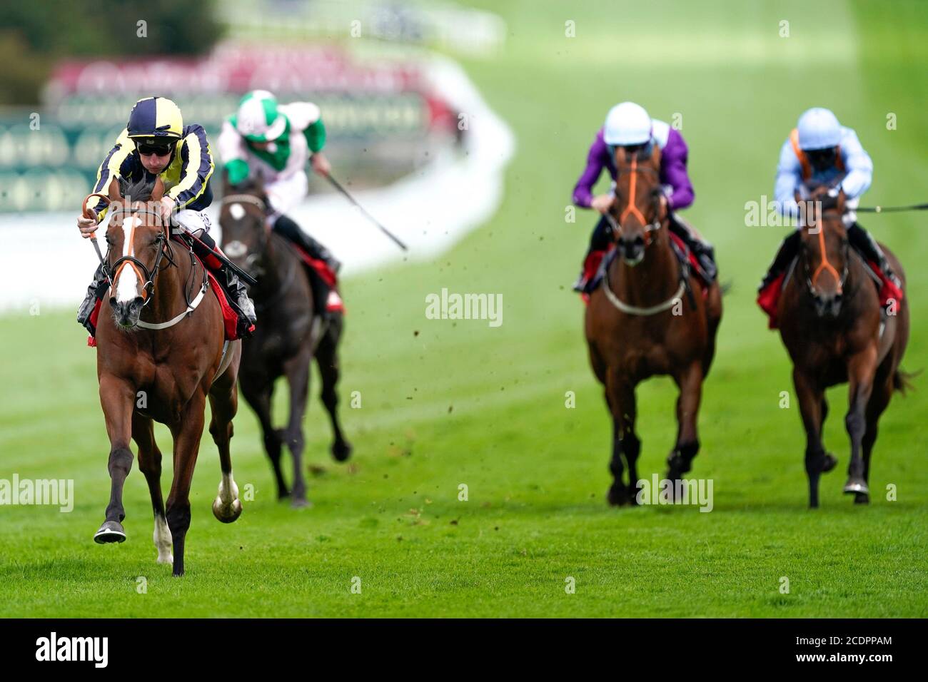 Isabella Giles wird von Jockey Adam Kirby (links) gefahren und gewinnt die Ladbrokes Prestige Stakes auf der Goodwood Racecourse. Stockfoto