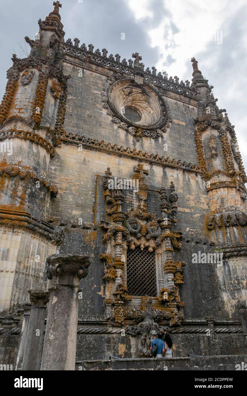 Zwei Touristen betrachten das berühmte Kapitelfenster im manuelinischen Stil am Kloster von Christus aka Convento de Cristo in Tomar, Portugal, Europa Stockfoto