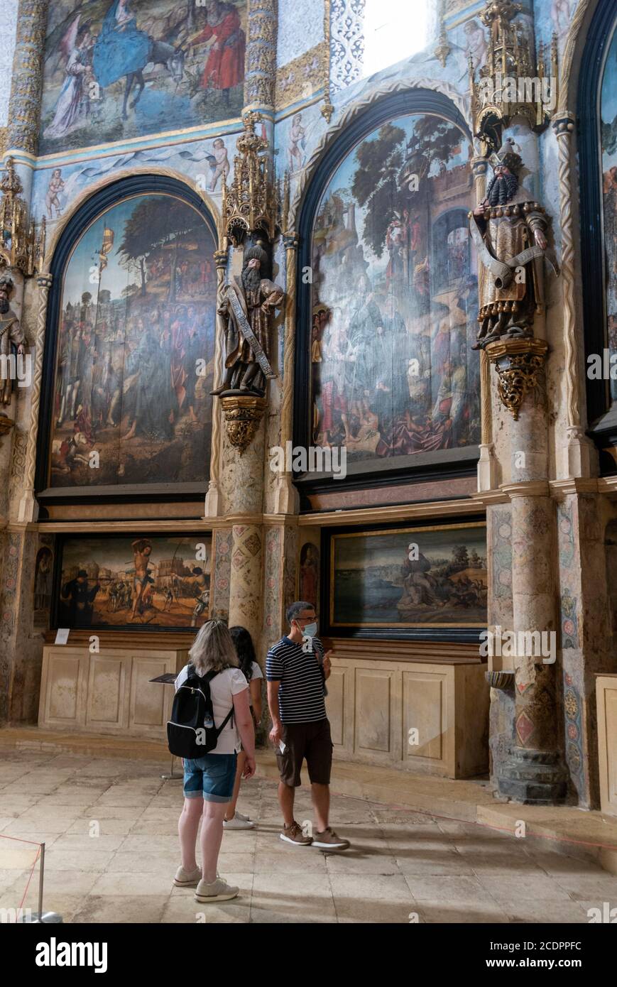 Touristen mit Gesichtsmasken besuchen die Rundkirche im Kloster Christi während der Pandemie COVID 19, Tomar, Portugal, Europa Stockfoto