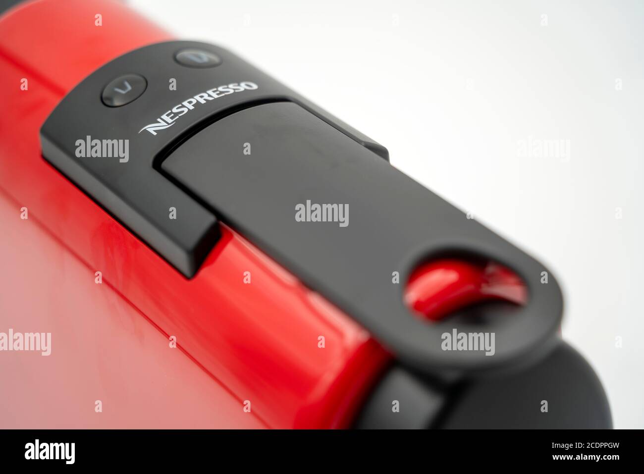 Rote Nespresso-Kaffeemaschine mit herausgeschnittenen Kapseln isoliert auf Weißer Hintergrund Stockfoto