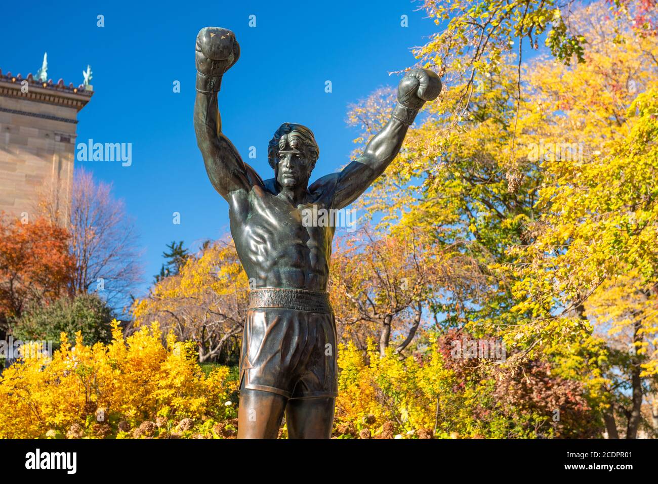 PHILADELPHIA, PENNSYLVANIA - NOVEMBR 16, 2016: Die Rocky Balboa Statue im Herbst. Die Statue erinnert an die Rocky Filmreihe, die beco hat Stockfoto