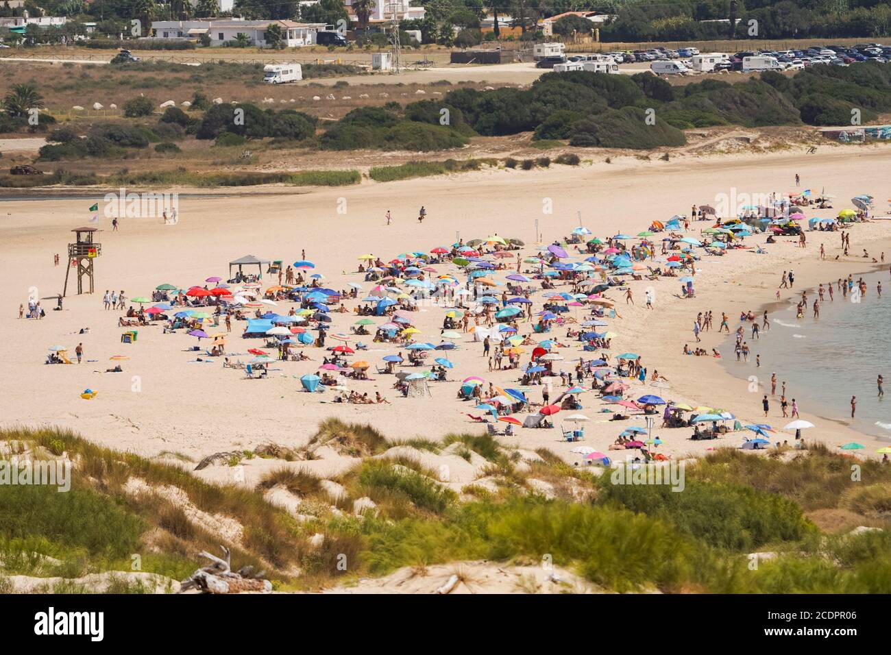 Vielbeschäftigter Strand im Sommer in Valdevaqueros, Provinz Cadiz, Costa de la Luz, Andalusien, Spanien Stockfoto