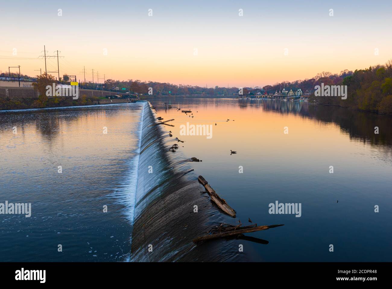 Philadelphia, Pennsylvania, USA Damm auf dem Schuylkill River mit Boathouse Row in der Ferne bei Sonnenaufgang. Stockfoto