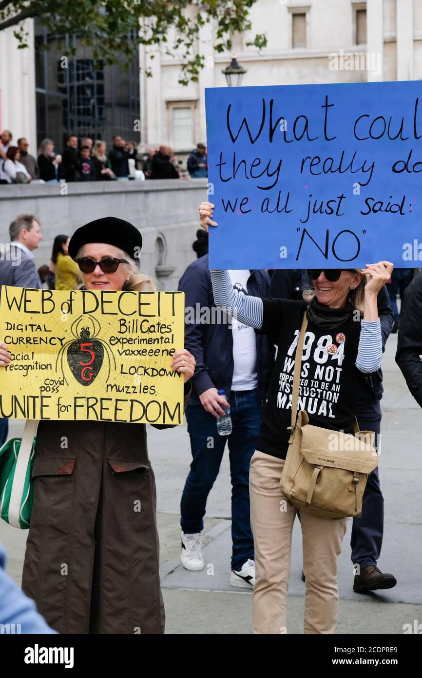 Trafalgar Square, London, Großbritannien. August 2020. Verschwörungstheorie, Unite for Freedom Protest auf dem Trafalgar Square gegen Covid, Coronavirus-Sperre, Impfstoffe, Masken und die neue Normalität. Kredit: Matthew Chattle/Alamy Live Nachrichten Stockfoto