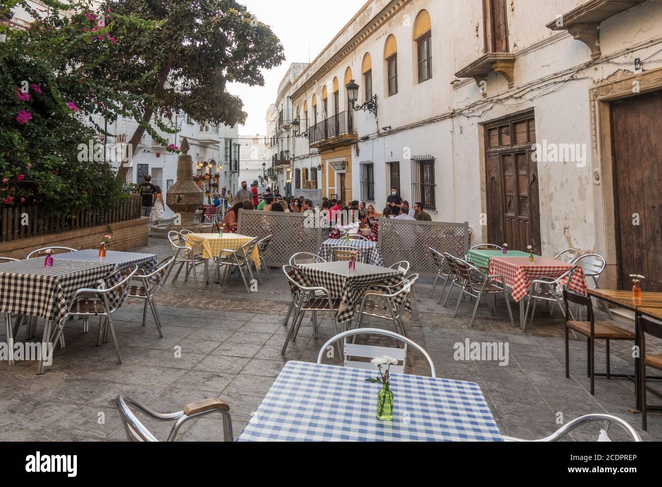 Tarifa Spanien, ruhige Straße mit Terrasse, weißes andalusisches Dorf von Tarifa, während Pandemie, Costa de la luz, Spanien. Stockfoto