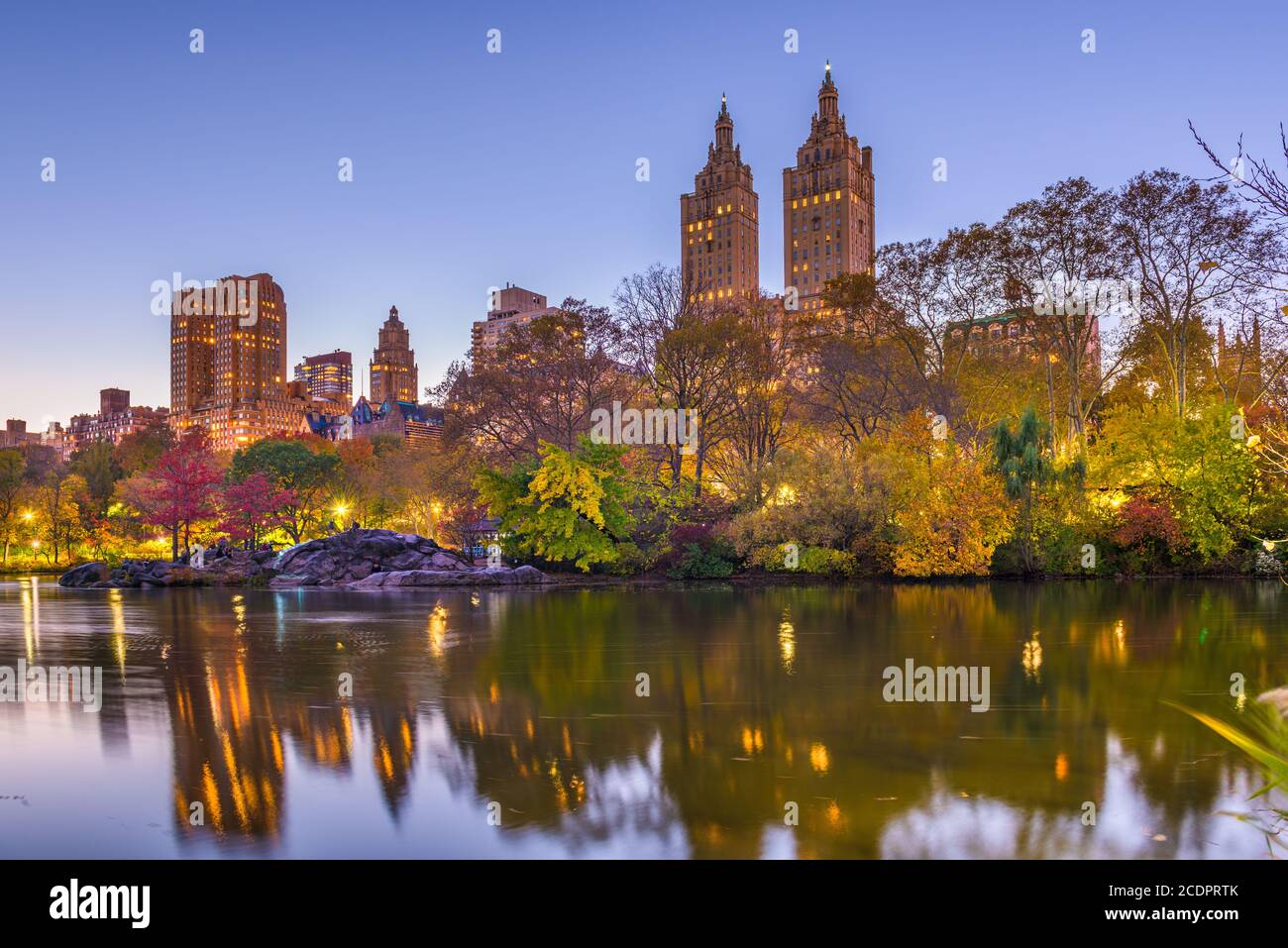 New York, New York, USA Blick auf die Upper West Side vom Central Park an einem Herbstabend. Stockfoto