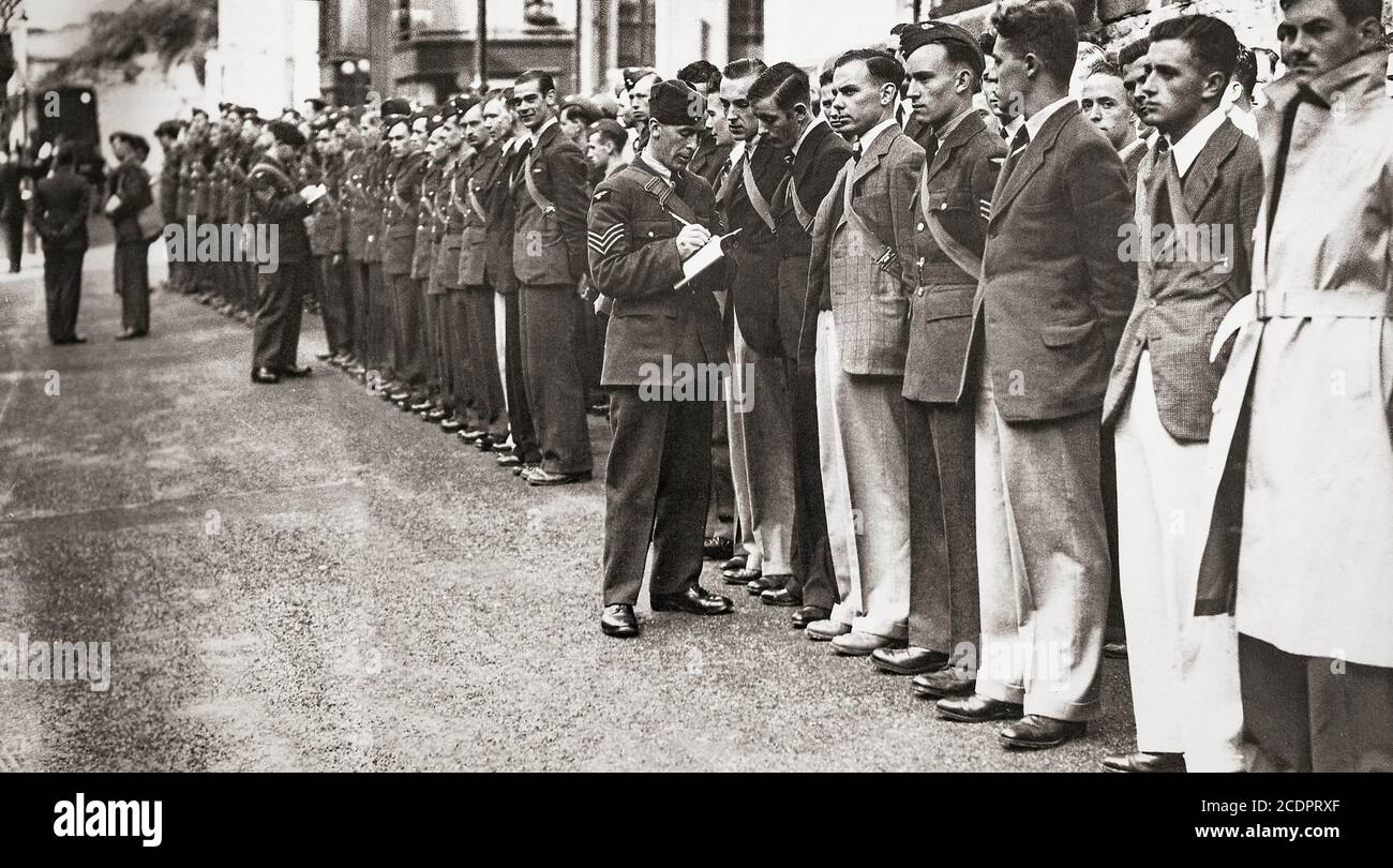 RAF und zivile Freiwillige für Pilot- und Navigator-Rollen, die 1939 vor dem Bohr- und Bodentest für den Dienst gemeldet wurden. Stockfoto