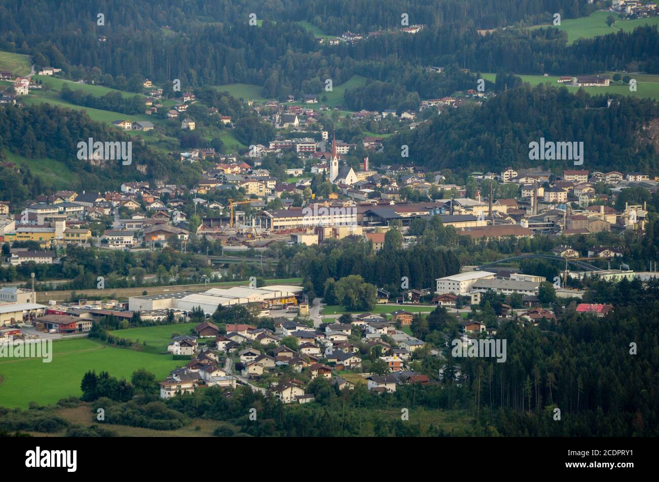 Panoramablick auf ein Dorf in Tirol, Österreich Stockfoto