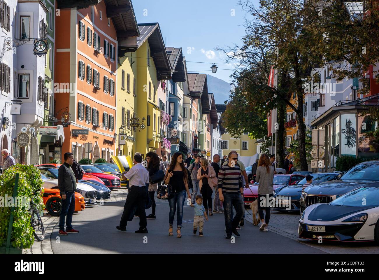 Kitzbühel, Österreich - 30.09.2018: Menschen bewundern eine Supersportwagen-Ausstellung in der österreichischen Ferienstadt Stockfoto