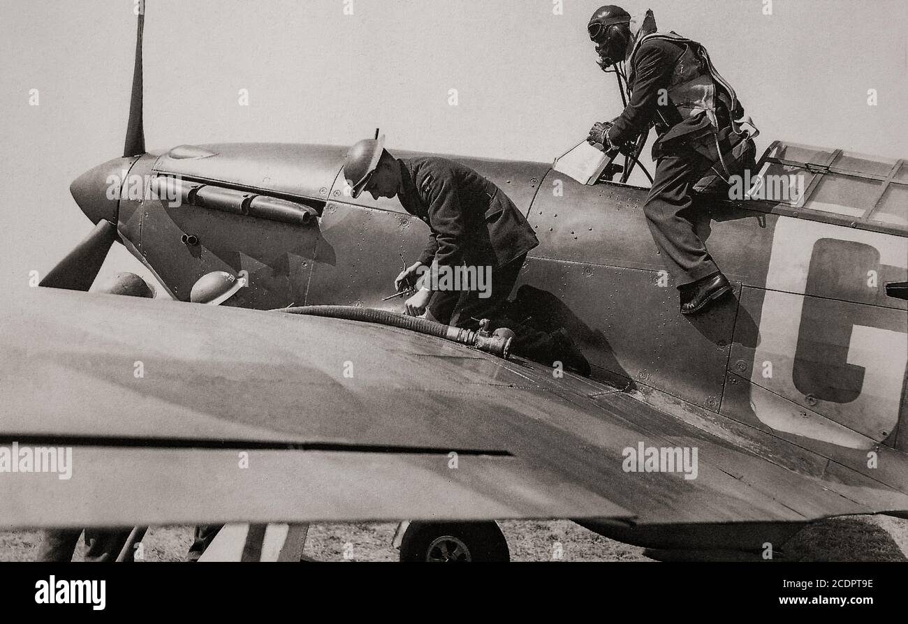 Tanken eines Hawker Hurricane, während der Pilot berichtet an Squadron Intelligenz. Das britische Einsitzer-Kampfflugzeug wurde im öffentlichen Bewusstsein von der Rolle der Supermarine Spitfire während der Schlacht von Großbritannien im Jahr 1940 überschattet, aber der Hurrikan verursachte 60 Prozent der Verluste, die die Luftwaffe bei der Verlobung erlitten hatte, Und kämpfte in allen großen Theatern des Zweiten Weltkriegs Stockfoto