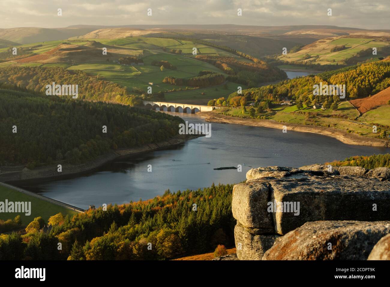 Der Blick über Ladybower Reservoir von Bamford Edge in der Derbyshire Peak District Stockfoto