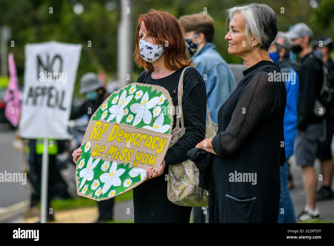 Aktivisten von Extinction Rebellion nehmen an einem Protest in Bristol Teil, gegen den Plan, den Bristol International Airport zu erweitern, da ein Wochenende der Extinction Rebellion-Aktion im ganzen Land beginnt. Bilddatum: Samstag, 29. August 2020. Siehe PA Geschichte PROTEST Climate. Bildnachweis sollte lauten: Ben Birchall / PA Wire Stockfoto