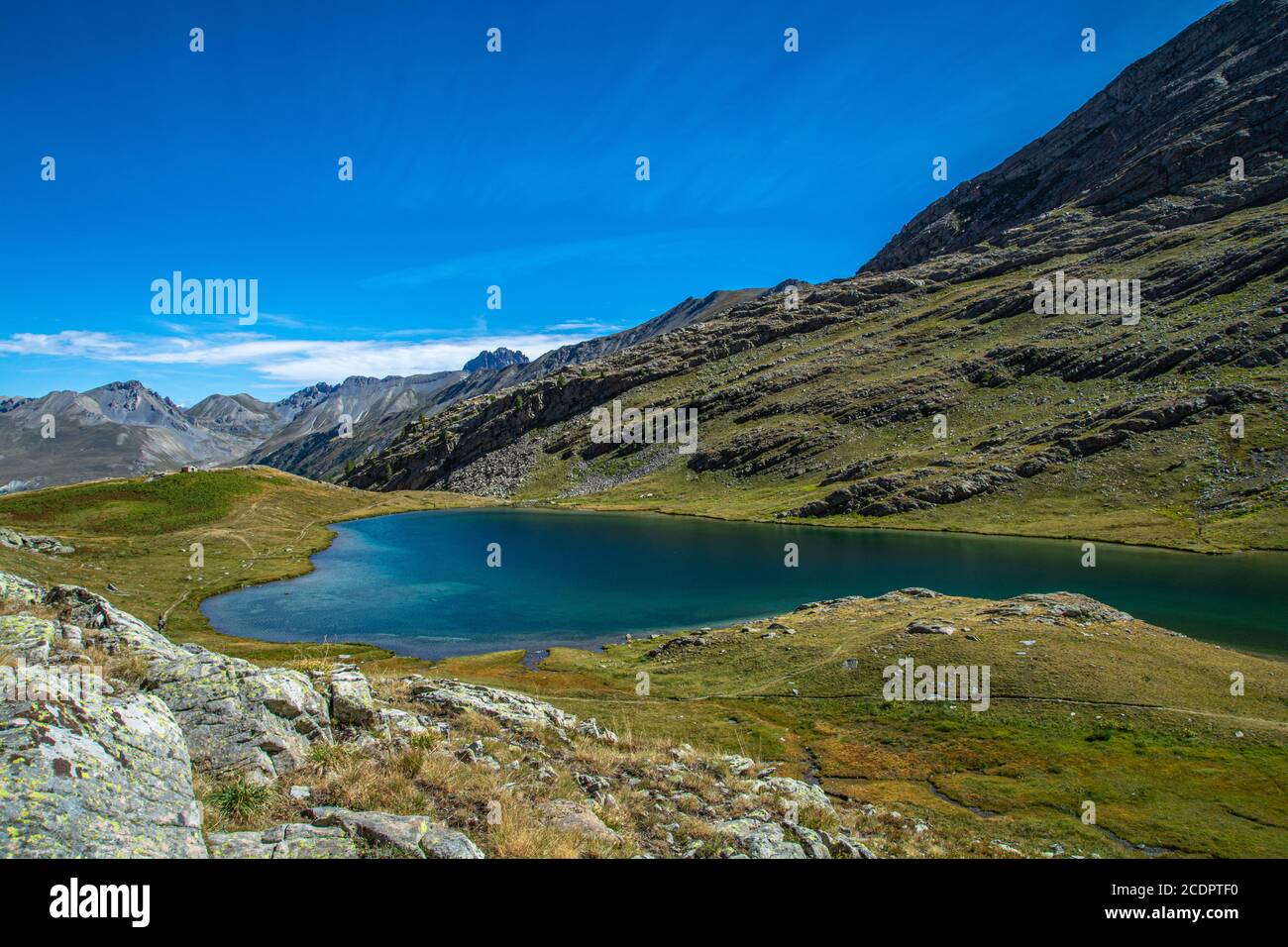 Trekking auf alpinen Pfaden, zwischen Seen von seltener Schönheit und unberührten Gipfeln Stockfoto