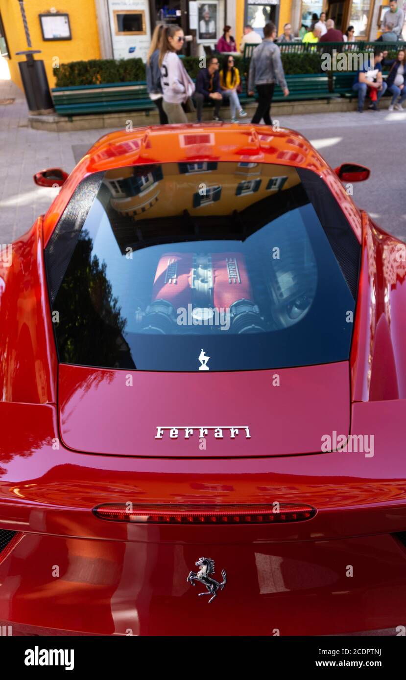 Kitzbühel, Österreich - 30.09.2018: Ein leuchtend roter Ferrari mit transparenter Motorabdeckung Stockfoto