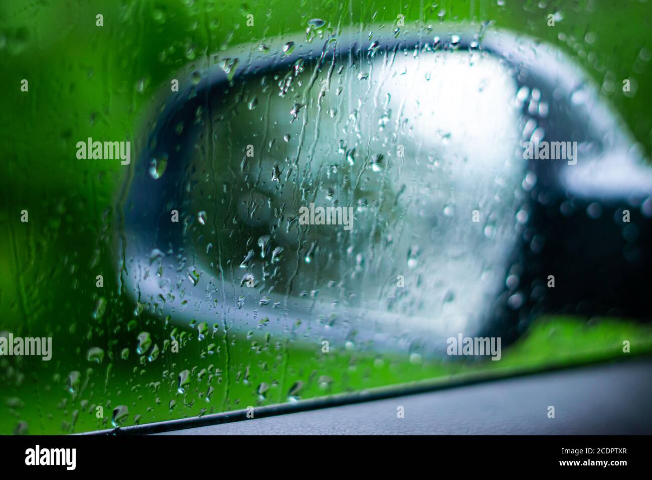 Außenspiegel des nassen Fahrzeugs Stockfoto