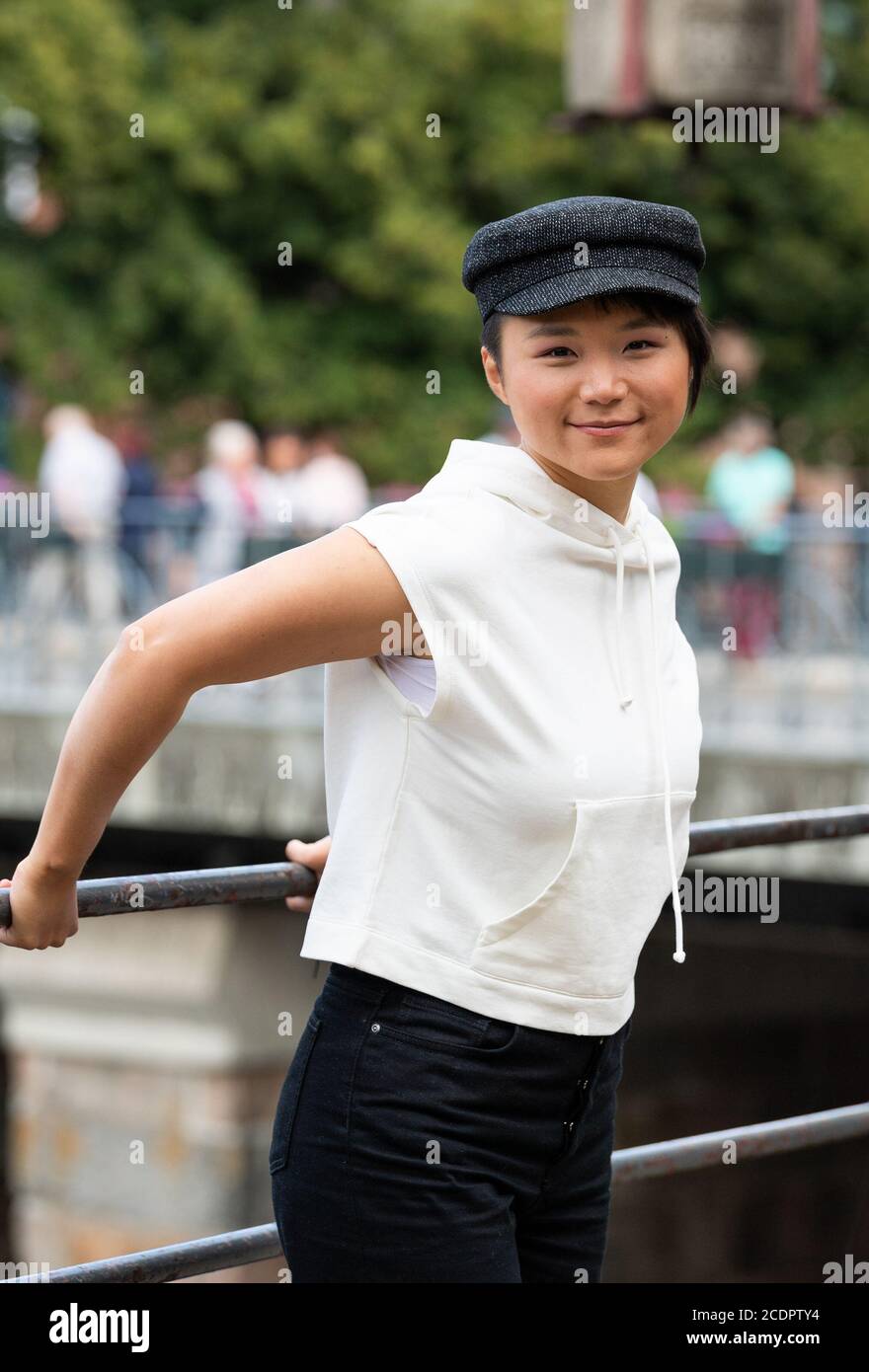 29 August 2020 Niedersachsen Luneburg Yun Huang Schauspielerin Lachelt Am Rande Der Dreharbeiten Fur Die Ard Telenovela Rote Rosen Foto Philipp Schulze Dpa Stockfotografie Alamy