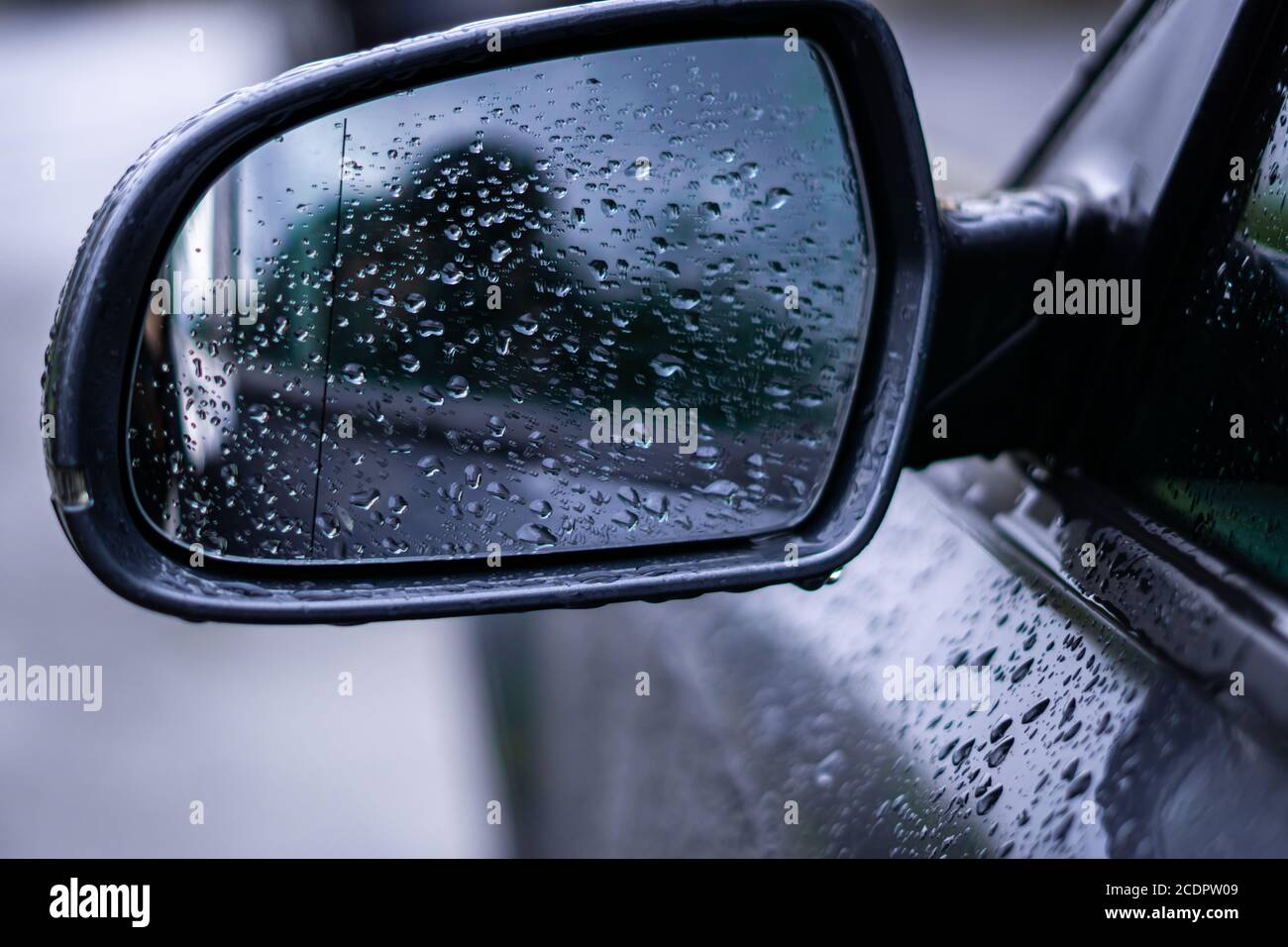 Außenspiegel des nassen Fahrzeugs Stockfoto