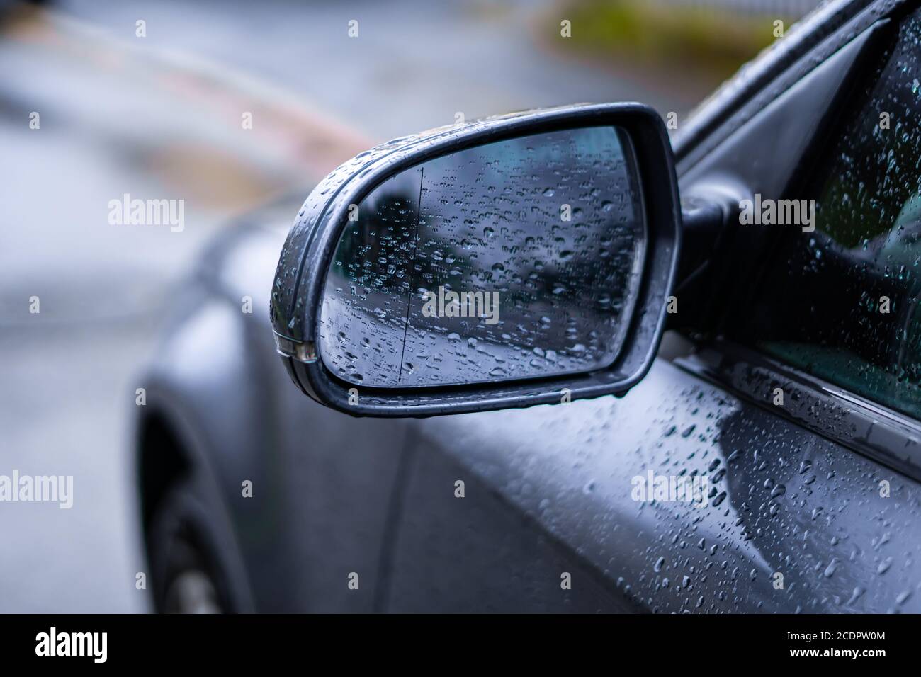 Außenspiegel des nassen Fahrzeugs Stockfoto