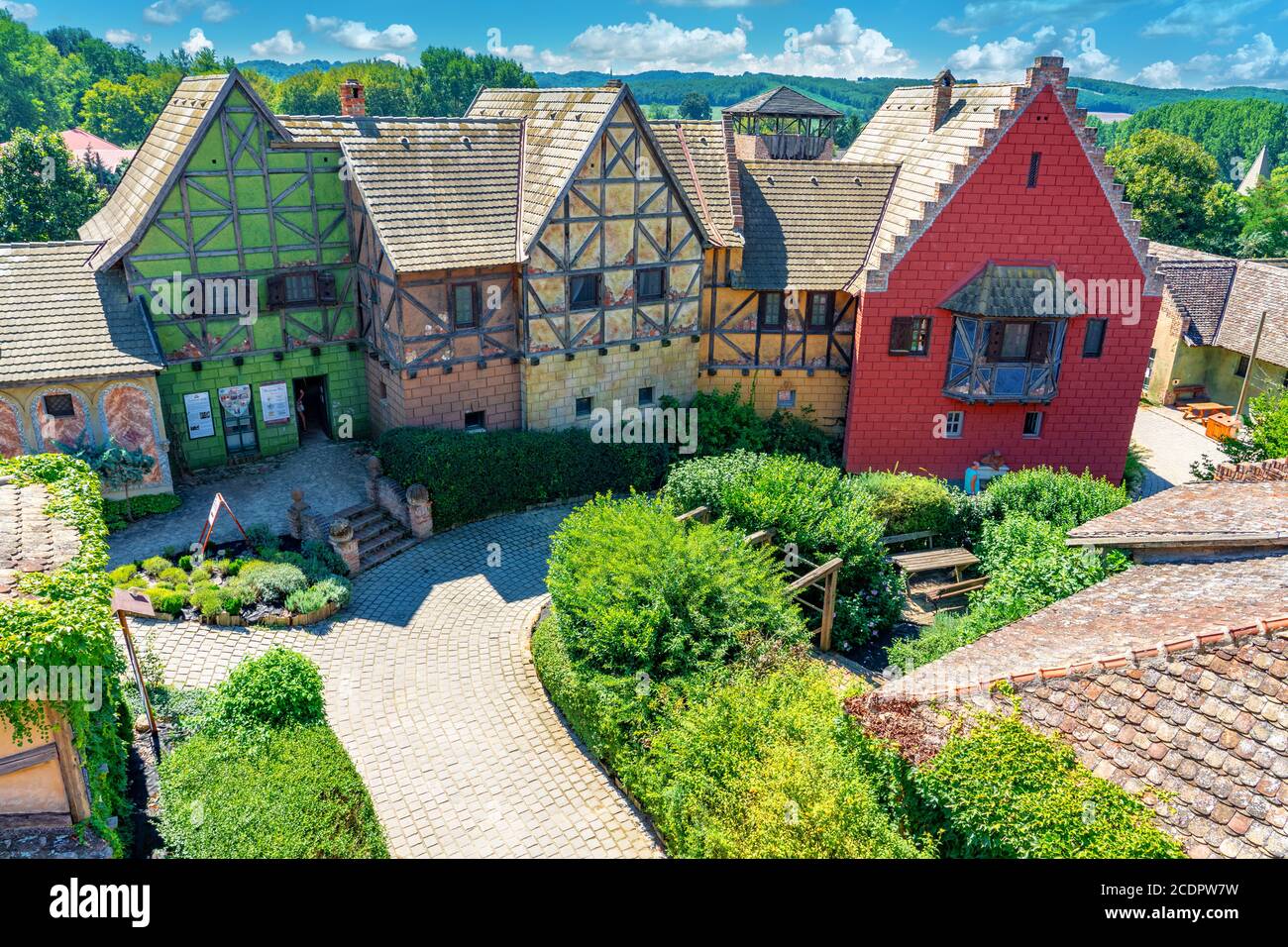 Bikal, Ungarn - 21.08.2020: Wunderschön wiederaufgebaute medieva historische Museum Dorf Spaß Abenteuerpark Stockfoto