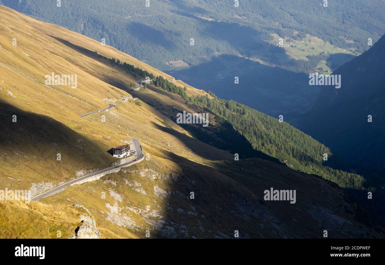 Kleines Restaurant mit Blick auf ein Alpental Stockfoto
