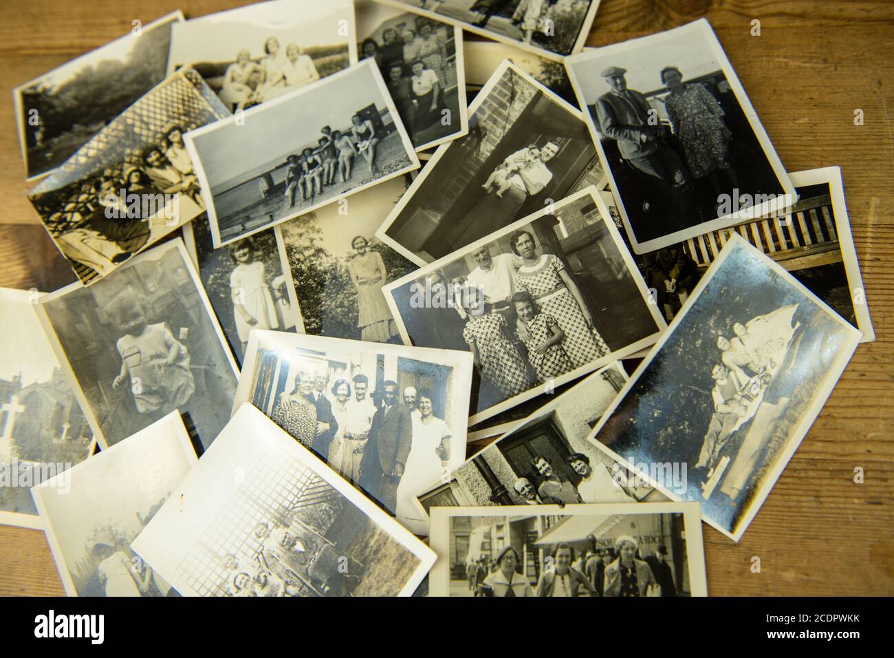 Alte Familie Sepia Fotos flay gespielt auf Tisch aus den 20er, 30, s40s, zeigt Vorfahren Stammbaum Stockfoto