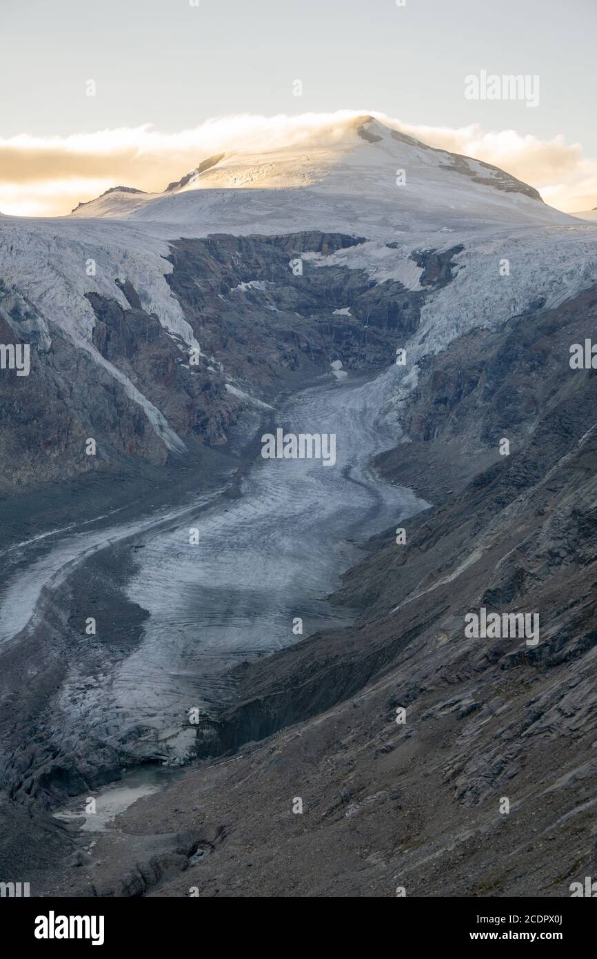 Vertikale Aufnahme eines Gletschertals in den Alpen Stockfoto