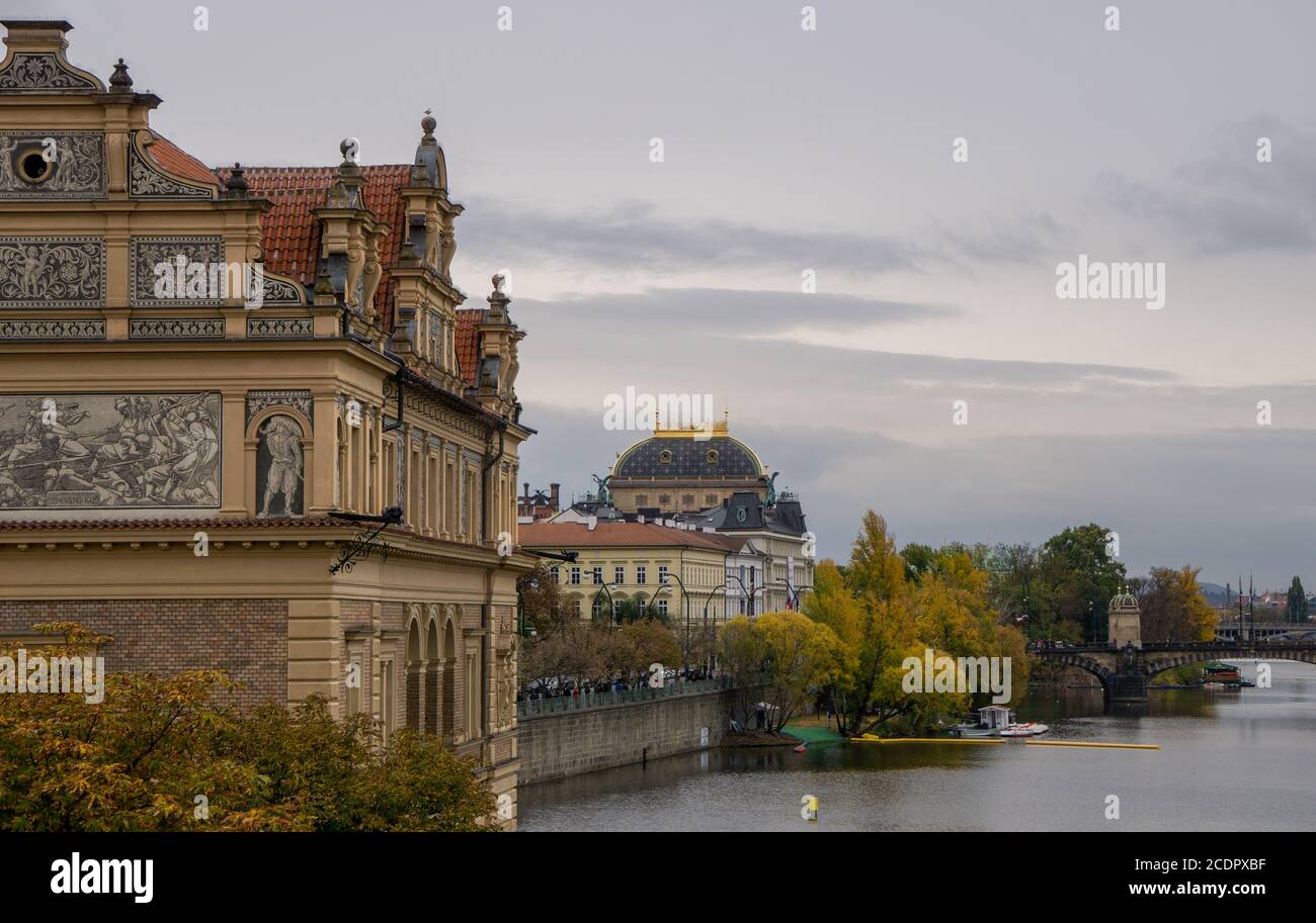 Schöne, verzierte Gebäude entlang der Moldau in Prag Stockfoto