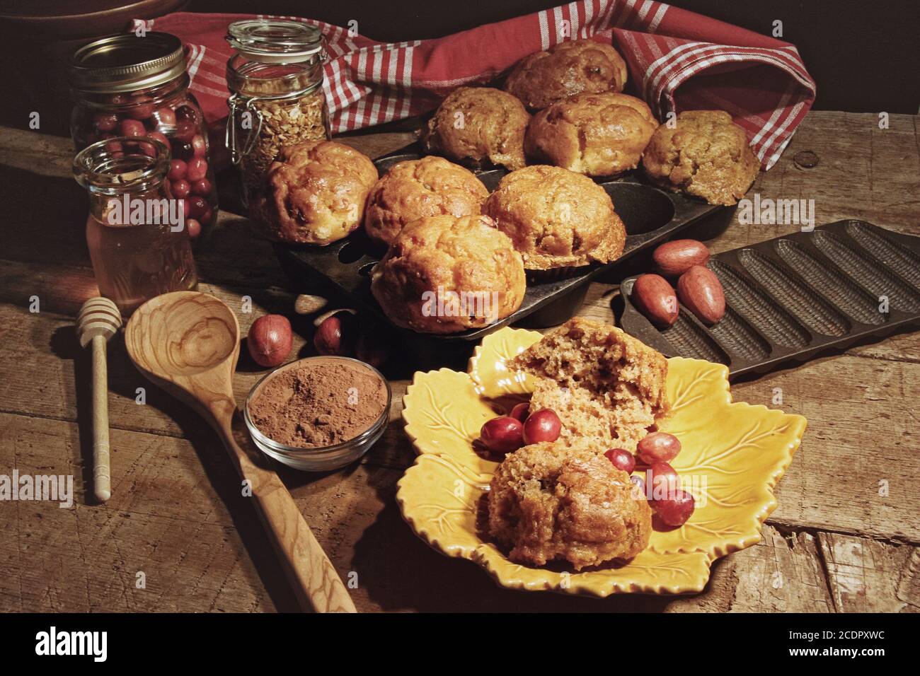 Cranberry Muffins mit Beeren auf dem Tisch Stockfoto