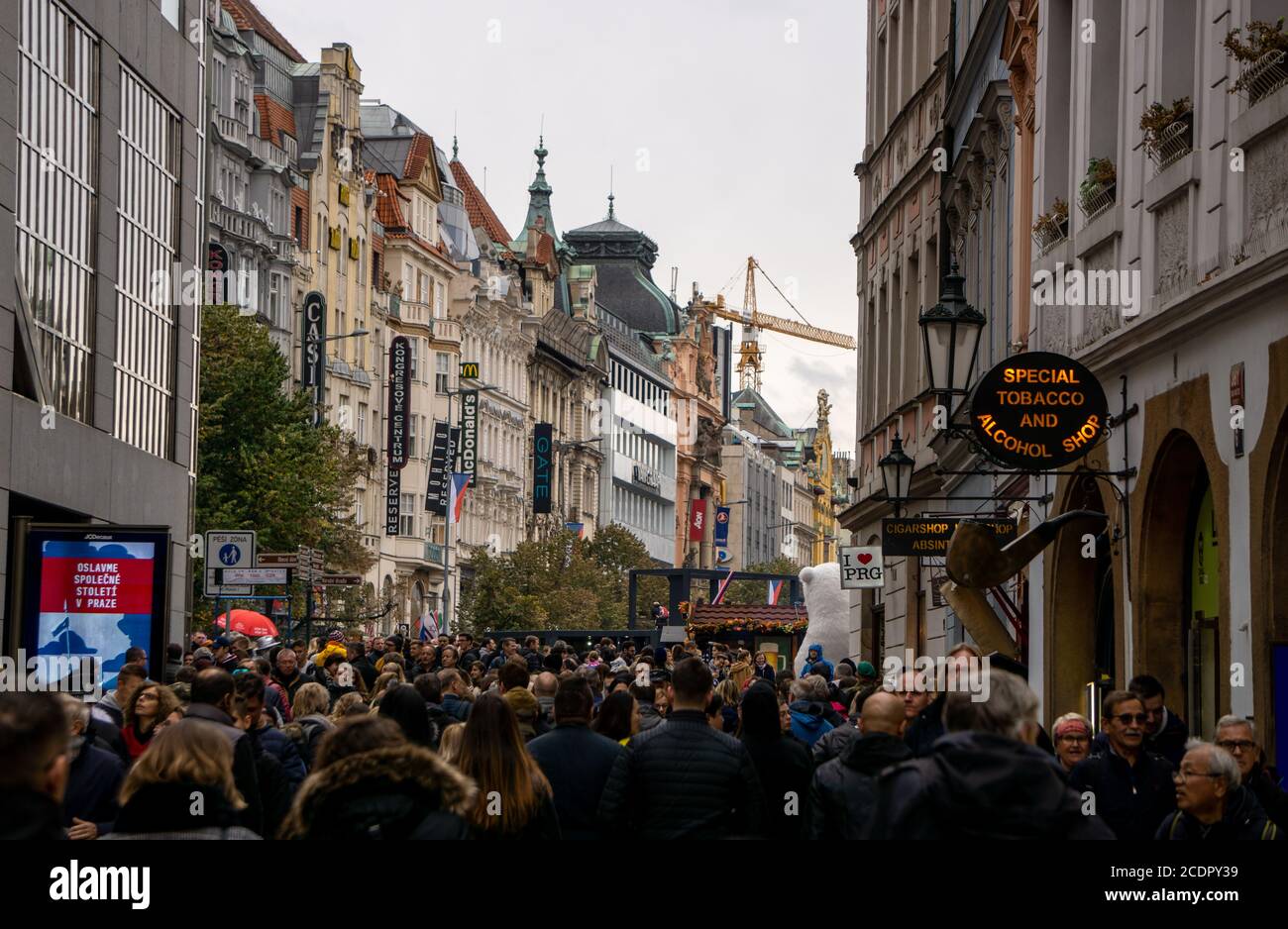 Prag, Tschechien - 27.10.2018: Besucher aus aller Welt im Zentrum der Hauptstadt der Tschechischen Republik Stockfoto