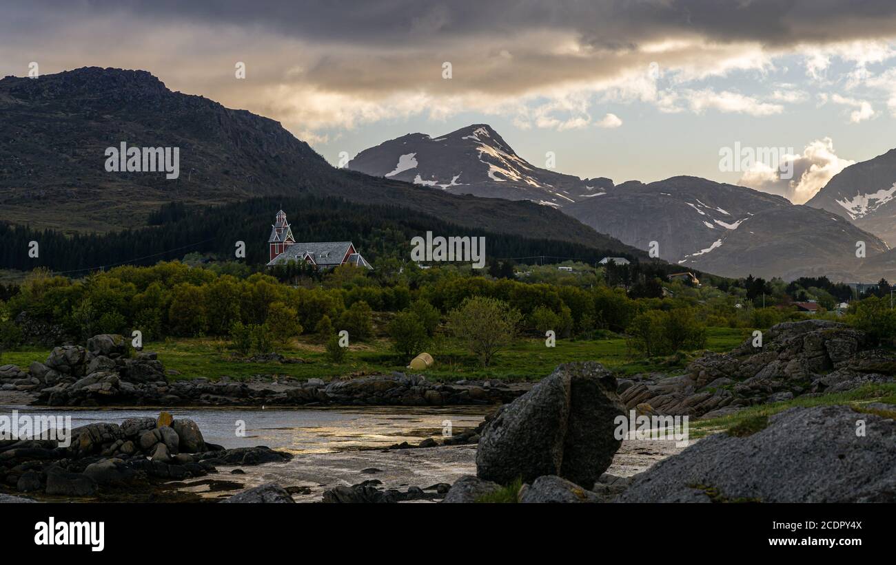 Kirche in Buksnes während des Midsommers auf den Lofoten Stockfoto