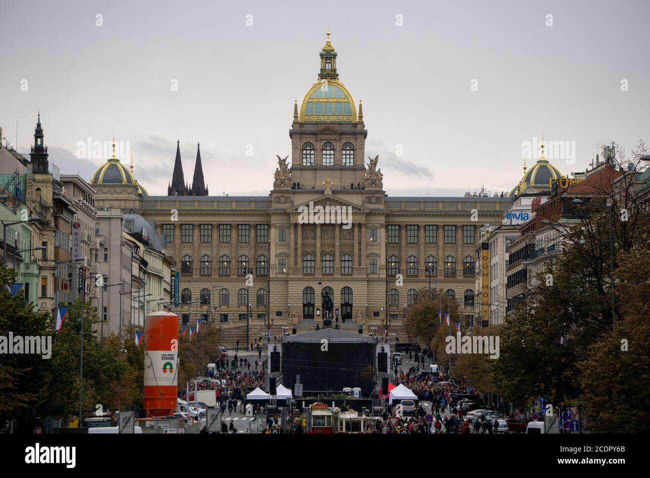 Prag, Tschechien - 27.10.2018: Bühnenaufbau auf dem Wenzelsplatz mit dem Gebäude des Nationalmuseums im Hintergrund Stockfoto