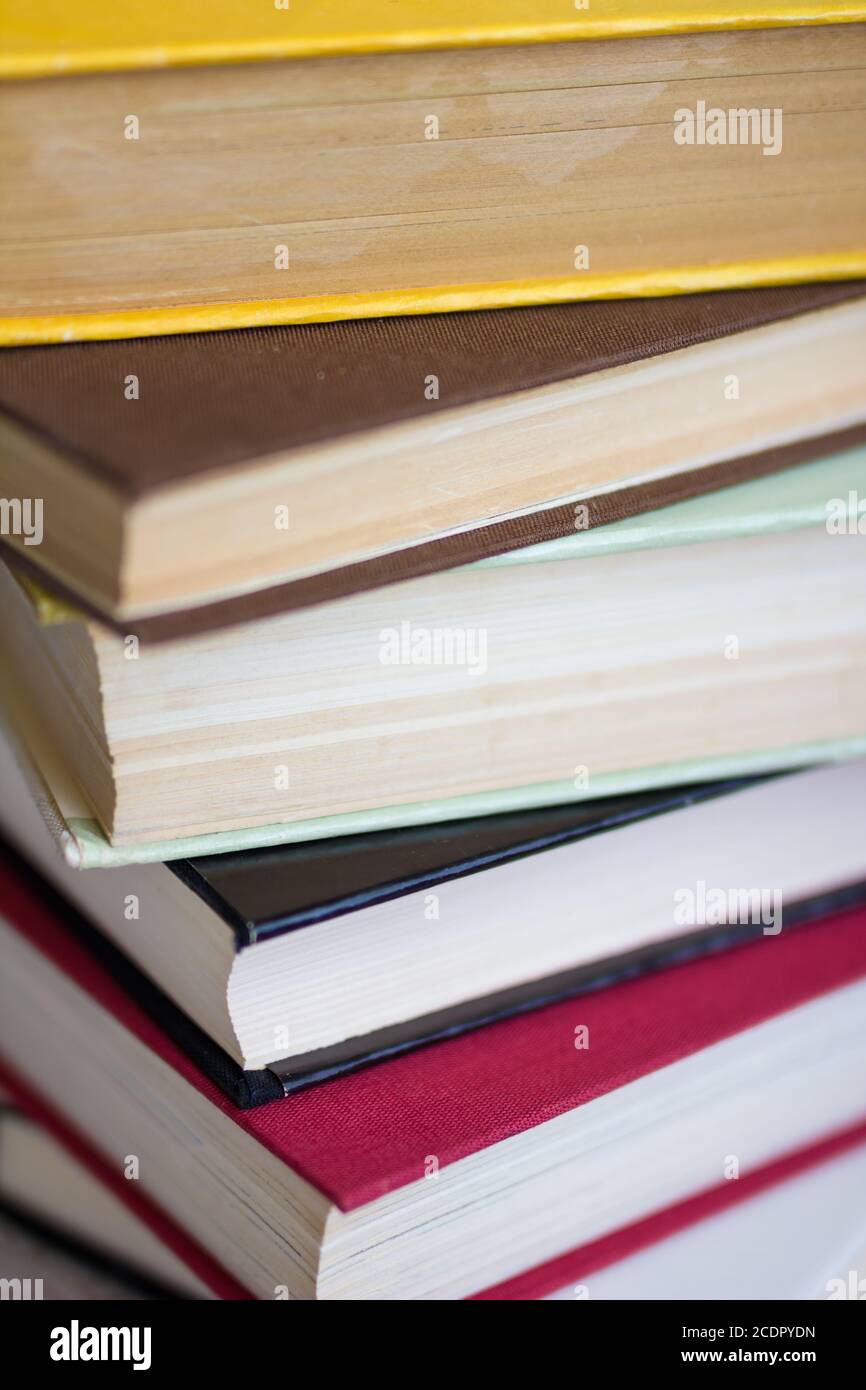 Nahaufnahme von gestapelten alte Bücher und Lehrbuch Stockfoto