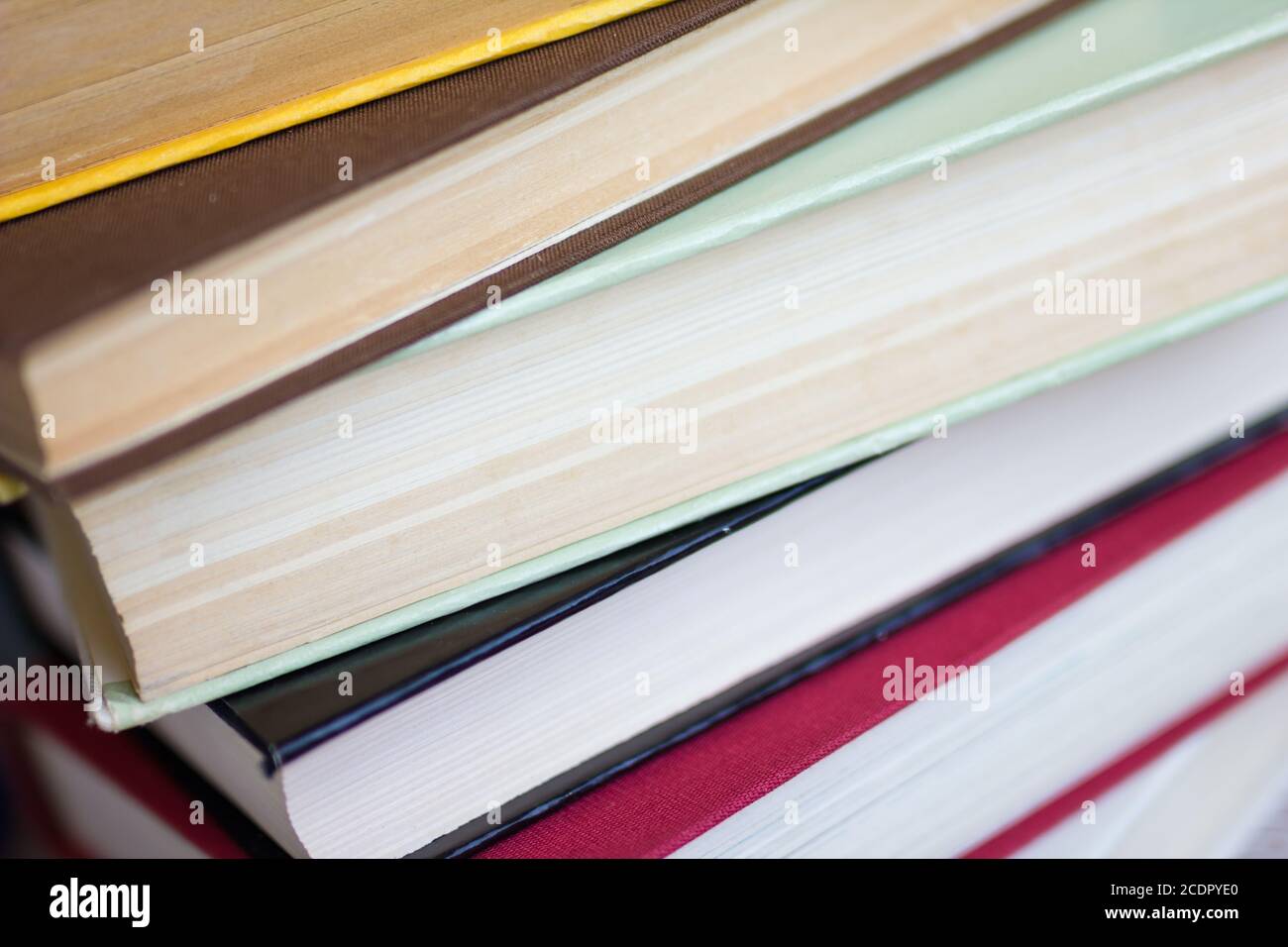 Nahaufnahme von gestapelten alte Bücher und Lehrbuch Stockfoto