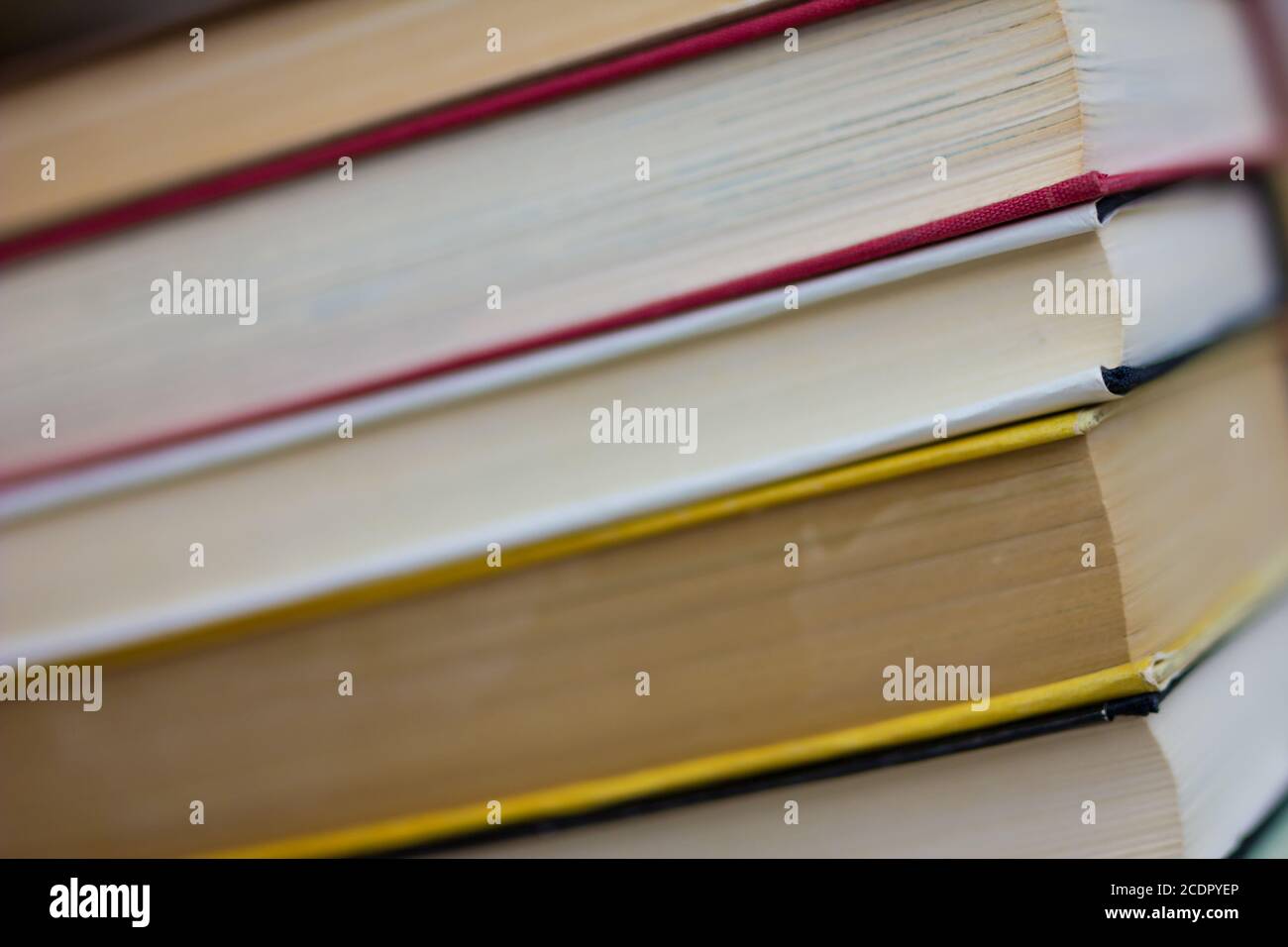 Nahaufnahme von gestapelten alte Bücher und Lehrbuch Stockfoto