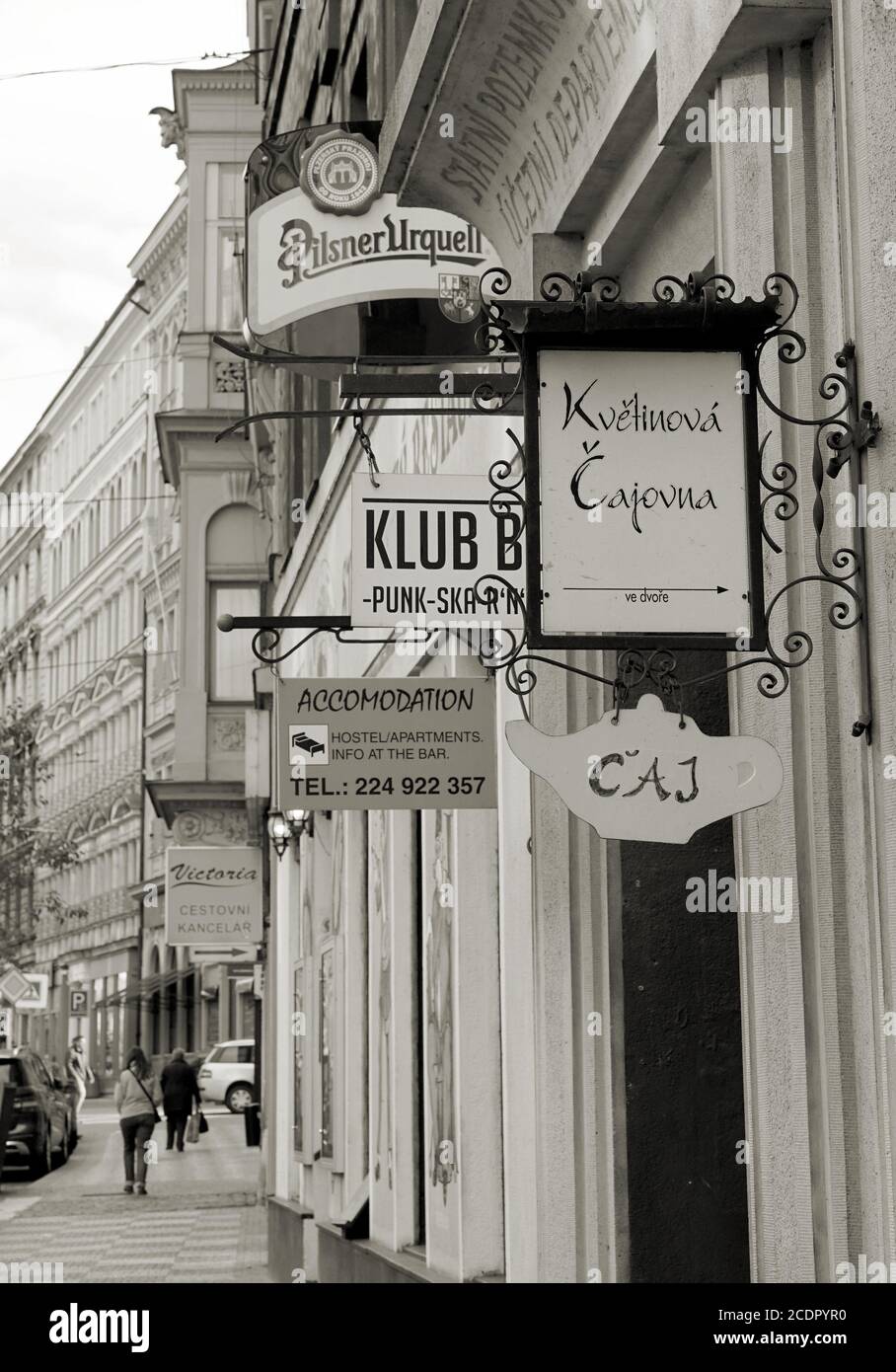 Schild Wald in einer Straße in der Altstadt von Prag. Stockfoto